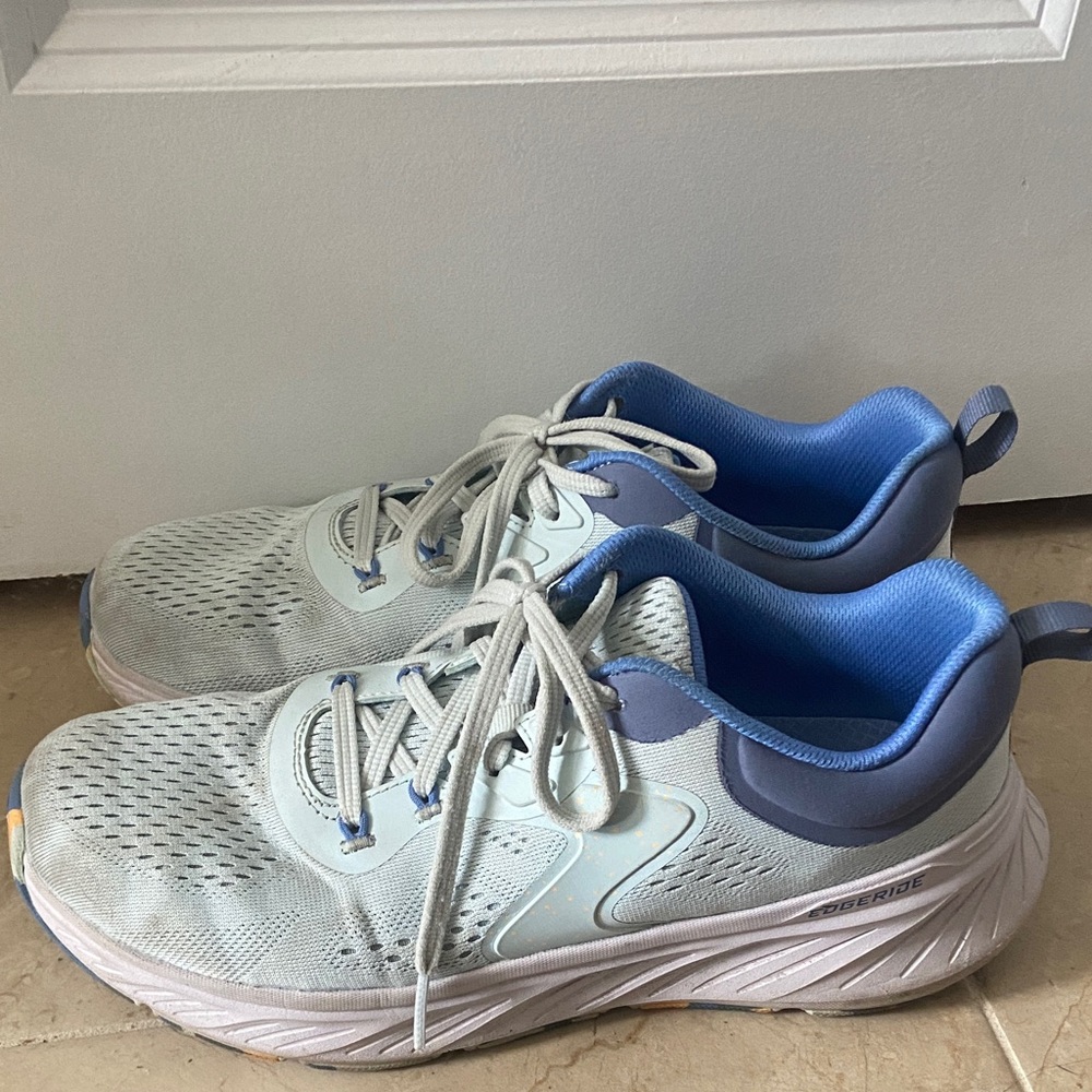 🧡 Women’s Skechers memory foam sneakers